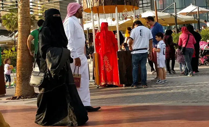 پوشش برخی مردم دبی در خیابان