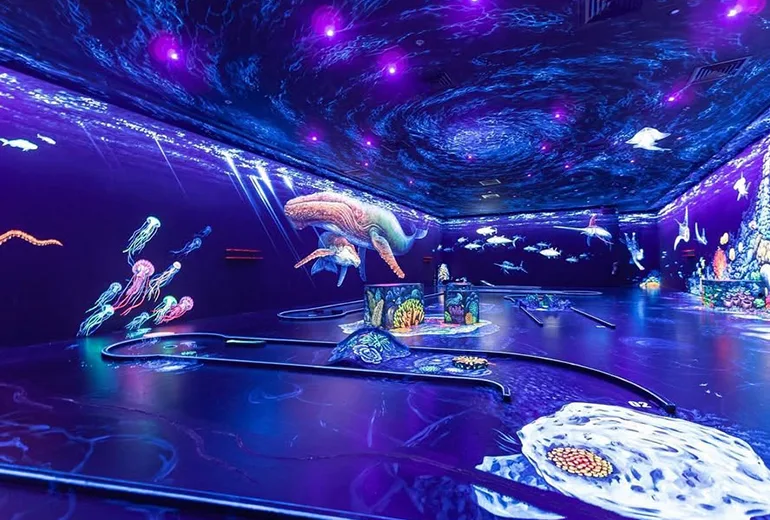 مینی‌گلف بلک‌لایت سه‌بعدی از شهربازی های دبی