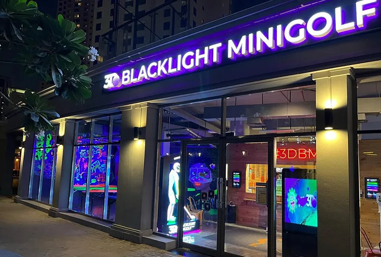 مینی‌گلف بلک‌لایت سه‌بعدی از بهترین شهربازی های دبی