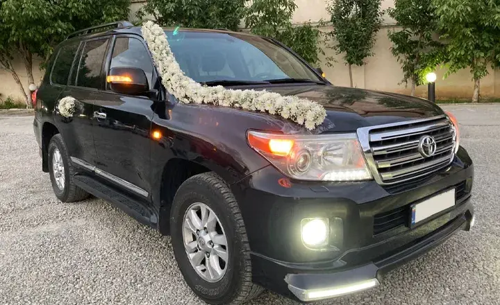 ماشین عروس تویوتا لندکروز مشکی با گل‌های سفید