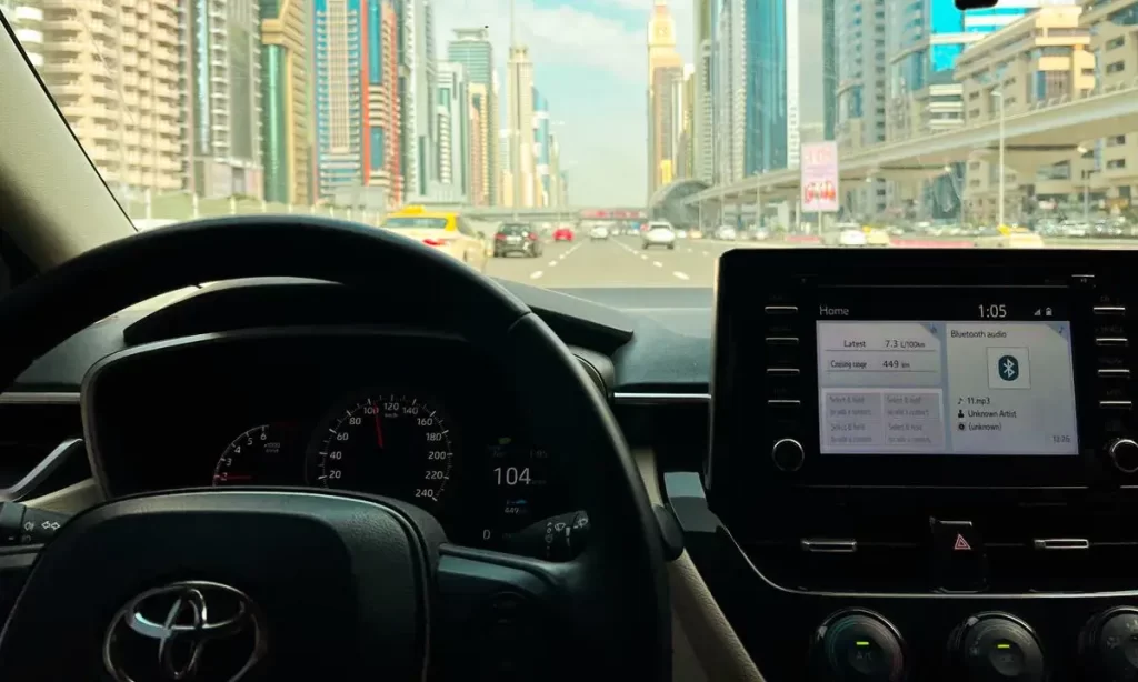 Где я могу быстро ездить на машине в Дубае?