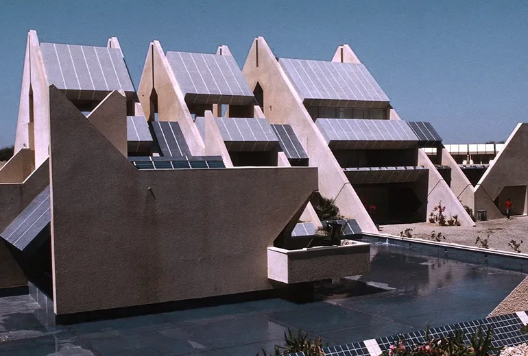 کاخ الیت از مکان های دیدنی کیش