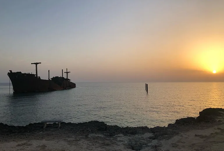 کشتی یونانی در سفر به کیش