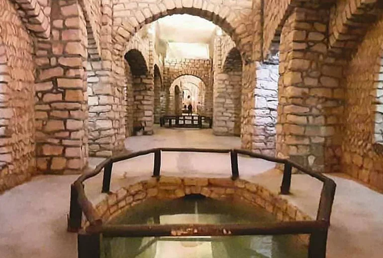 بازدید از شهر زیرزمینی کاریز در سفر به کیش