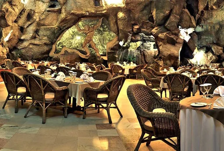 فضای داخلی رستوران کوه‌سنگی در سفر به کیش