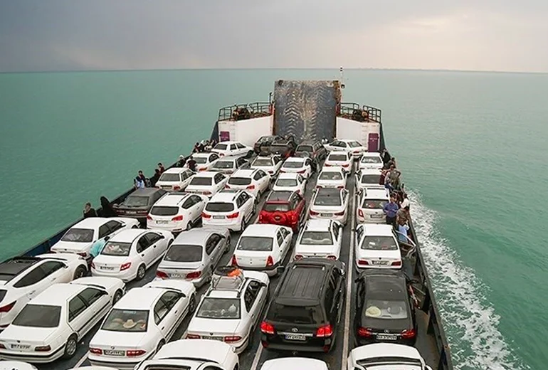 کشتی لندیگراف در مسیر بندر چارک به کیش برای مسافرت کیش