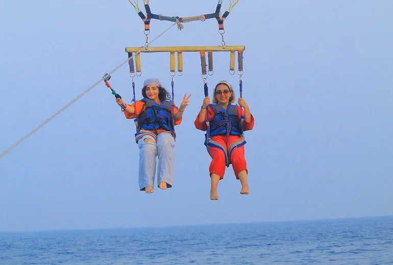 پاراسل از تفریحات در راهنمای سفر به کیش