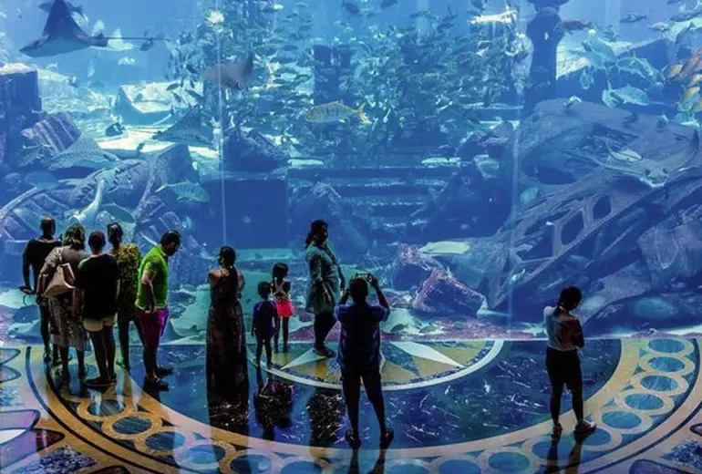 تماشای آکواریوم درپارک آتلانتیس دبی