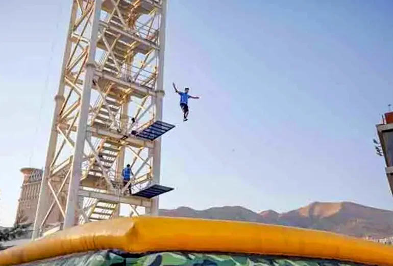 پرش آزاد روی تشک ایربگ در تفریحات آبی کیش