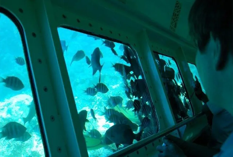 کشتی آکواریوم با کف شیشه‌ای در تفریحات آبی کیش