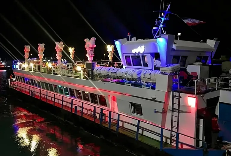 کشتی آرتمیس پلاس از تفریحات شبانه کیش