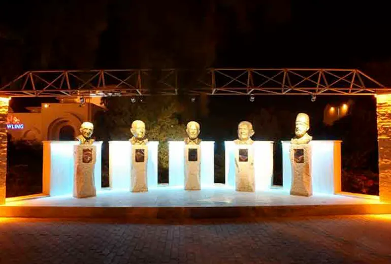 گذر هنرمندان از جاهای دیدنی کیش در شب