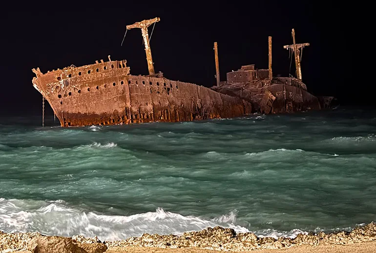 کشتی یونانی از جاهای دیدنی کیش در شب