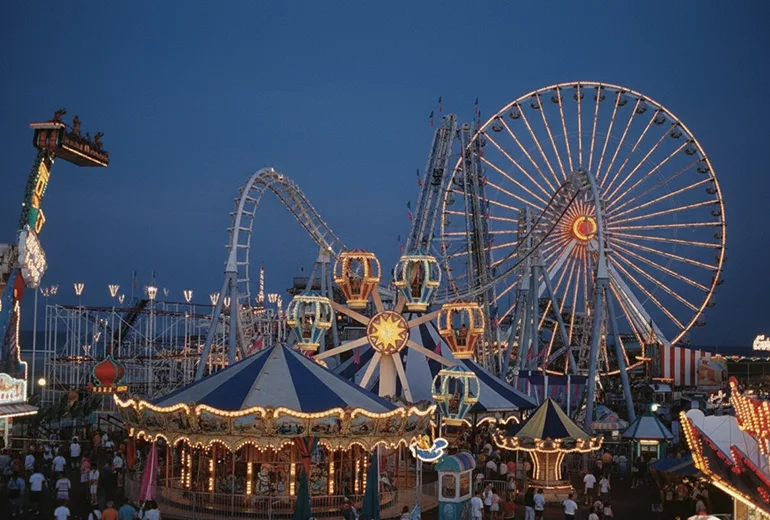 شهربازی هایلند از تفریحات شبانه کیش