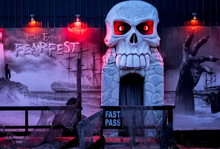 کلبه وحشت از تفریحات شبانه کیش