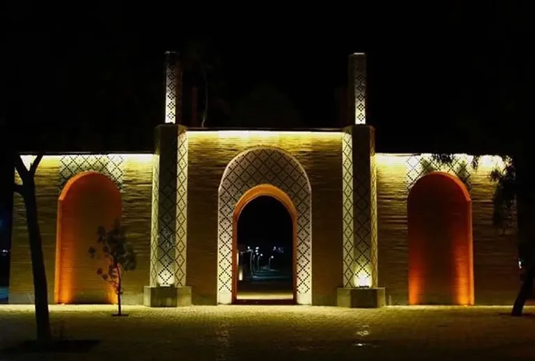 باغ راه ایرانی از جاهای دیدنی کیش در شب