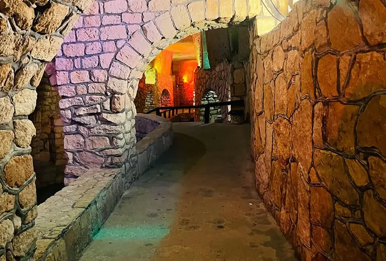 شهر زیرزمینی کاریز از جاهای دیدنی کیش در شب