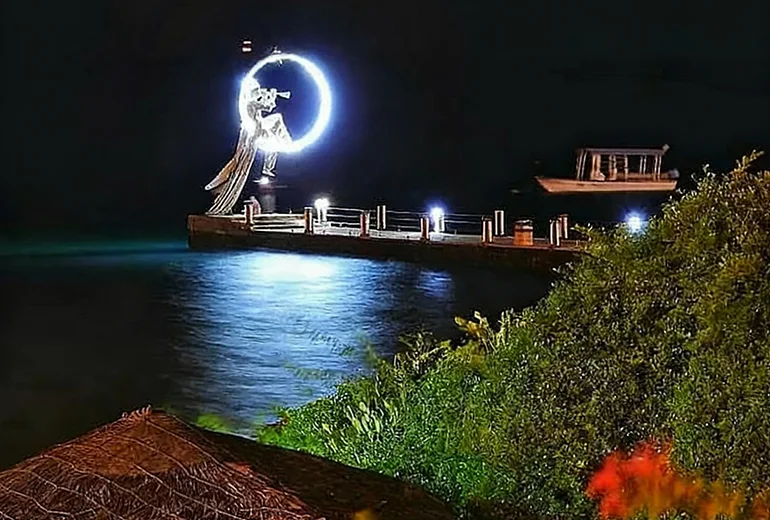 پارک ساحلی مرجان​ از جاهای دیدنی کیش در شب