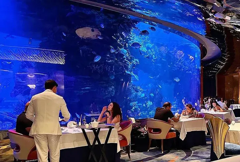 رستوران المهرا برج العرب دبی با آکواریوم عظیم