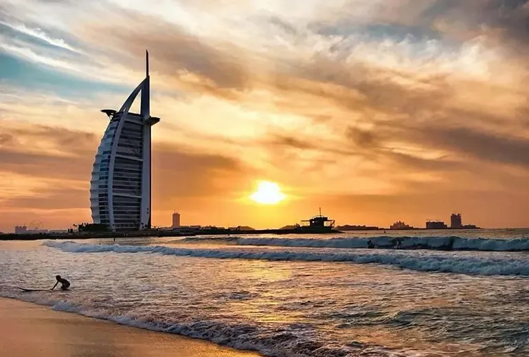 برج العرب دبی در شب با نورپردازی خیره‌کننده