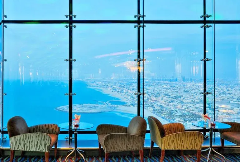 رستوران اسکای ویو برج العرب دبی با چشم‌انداز شهر