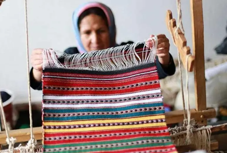 جاجیم‌بافی​ یکی از بهترین سوغات شیراز