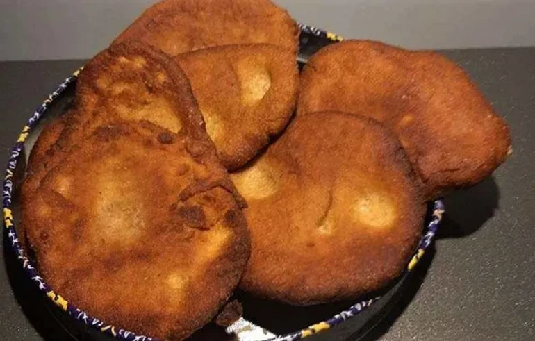 نان مشت​ یکی از بهترین سوغات شیراز