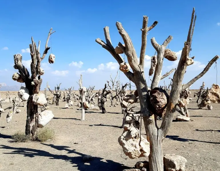 باغ سنگی سیرجان از عجیب ترین جاهای دیدنی ایران​