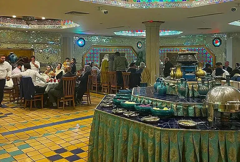 مسافران در حال استفاده از امکانات هتل چمران شیراز