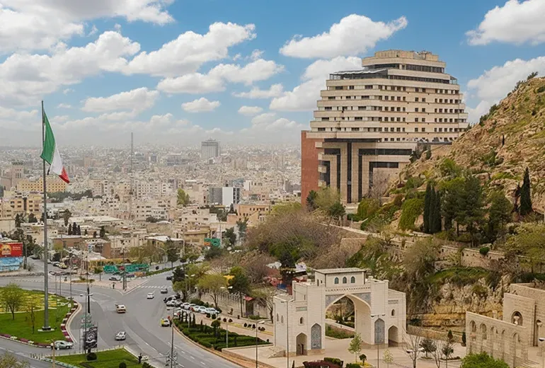 چشم‌انداز هتل بزرگ شیراز با دروازه قرآن