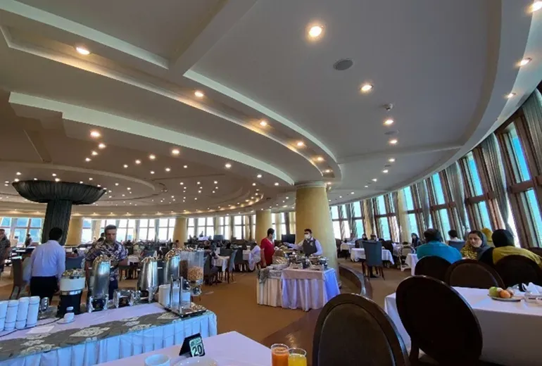 مهمانان خوشحال در هتل بزرگ شیراز