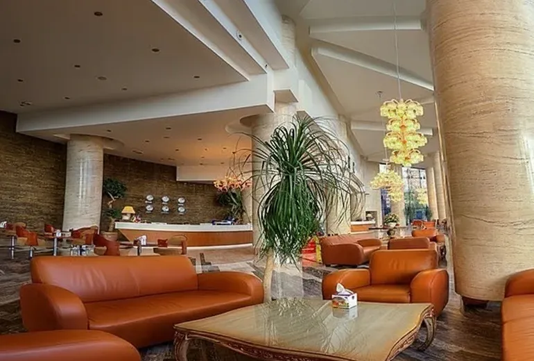 لابی لوکس و ورودی هتل بزرگ شیراز