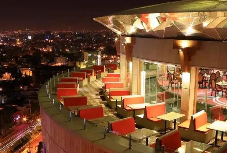 رستوران گردان هتل بزرگ شیراز با نمای پانورامیک