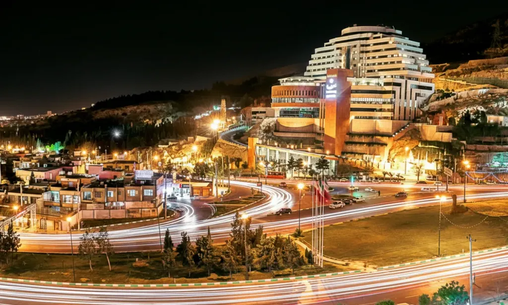 نمای بیرونی هتل بزرگ شیراز در شب