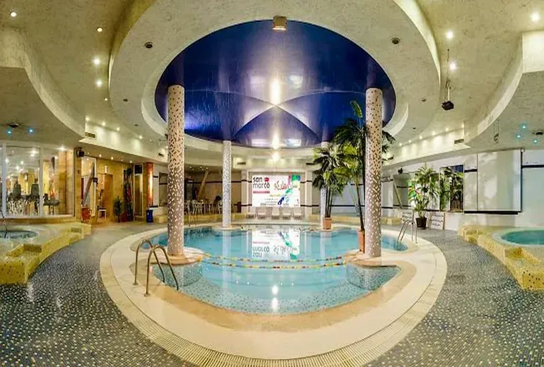 استخر و خدمات رفاهی هتل چمران شیراز