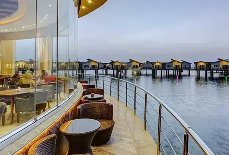رستوران روی آب هتل ترنج یکی از جاهای لاکچری کیش