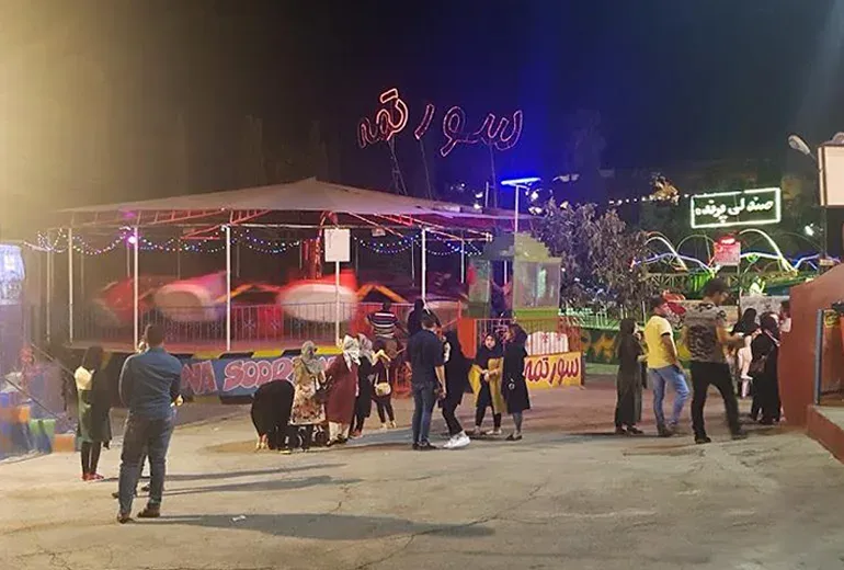 حضور خانواده‌ها و جمعیت بازدیدکننده در لونا پارک شیراز