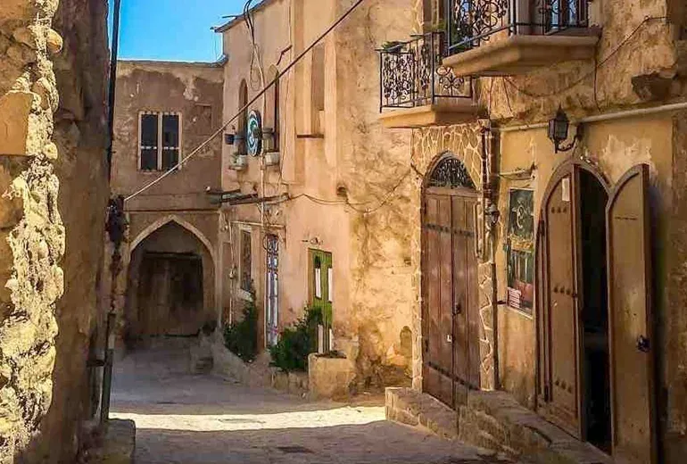 کوچه‌های سنگ‌فرش روستای قلات شیراز​