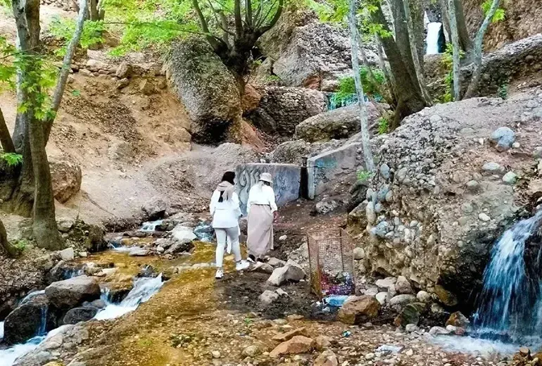 آبشار طبیعی در دل روستای قلات شیراز