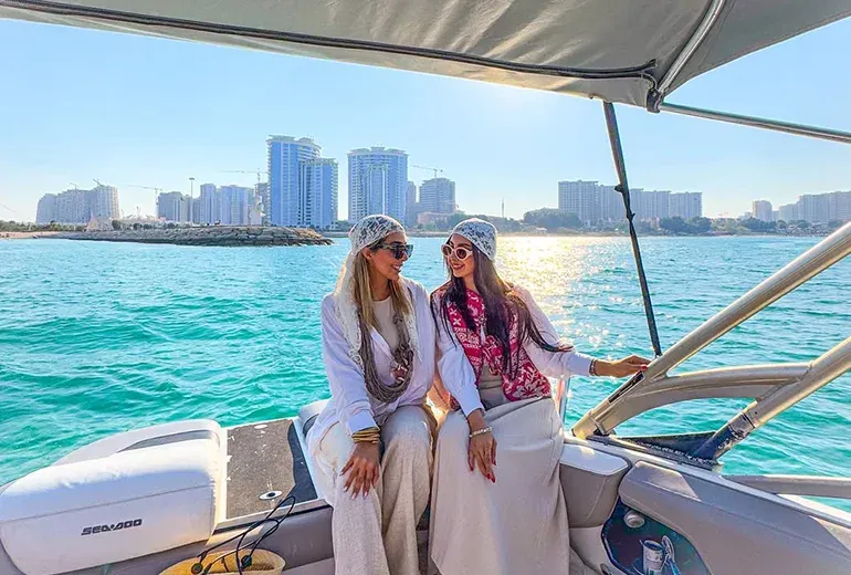 قایق سواری در ساحل مرجان کیش