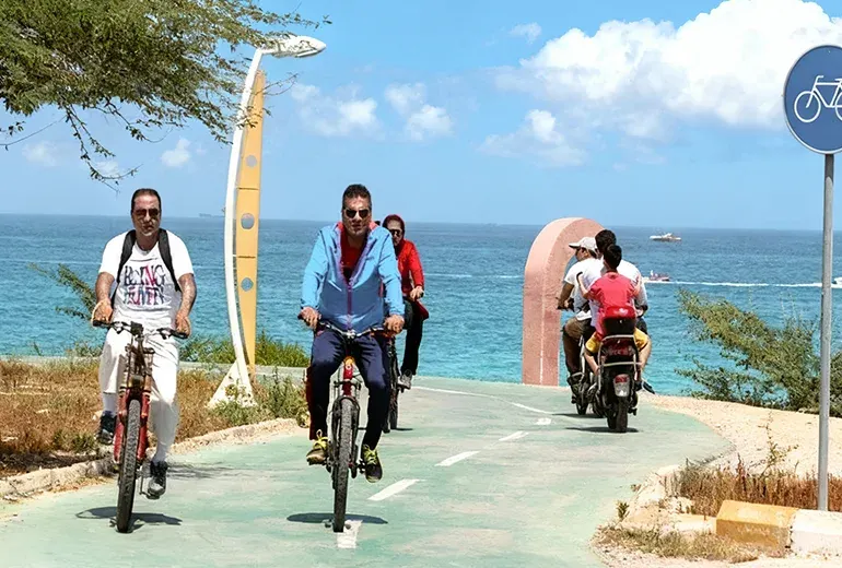 دوچرخه سواری در ساحل مرجان کیش​
