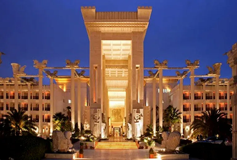 هتل بزرگ داریوش در ساحل مرجان کیش