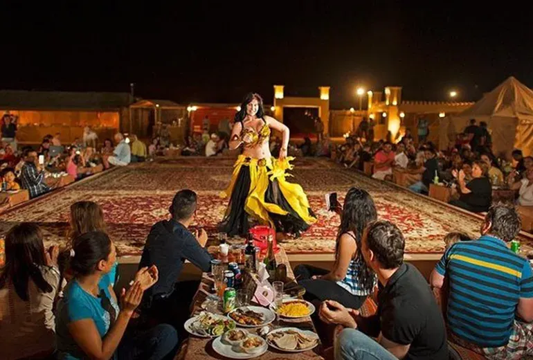 شب‌نشینی و شام سنتی از تجربه‌های خاص کویرهای معروف دبی