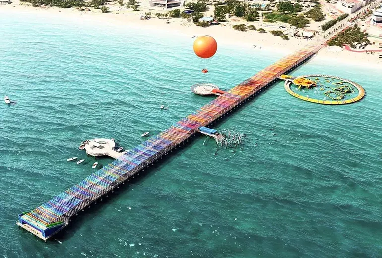 اسکله تفریحی در نزدیکی ساحل مرجان کیش