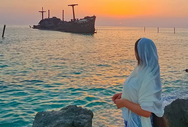 کشتی یونانی در نزدیکی ساحل مرجان کیش