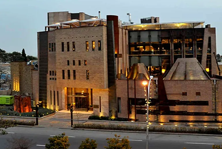 رستوران هفت خوان در نزدیکی دروازه قرآن شیراز