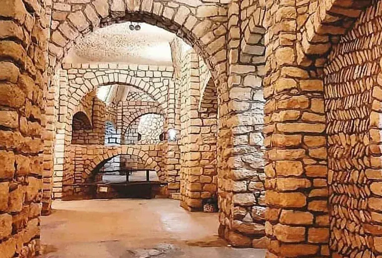 شهر زیرزمینی کاریز در نزدیکی ساحل مرجان کیش