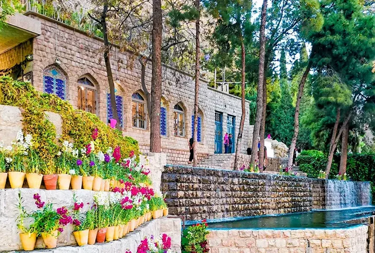 آرامگاه خواجوی کرمانی در نزدیکی دروازه قرآن شیراز