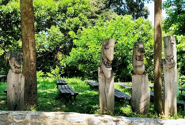 نمایشگاه روباز مجسمه‌های چوبی در پولونزکوی