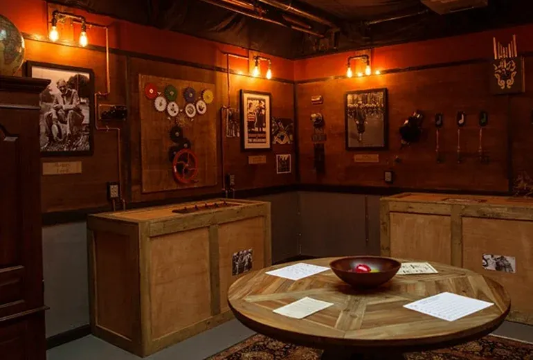 اسکیپ روم رازماز از مکان های لاکچری شیراز در شب